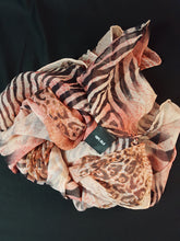 Load image into Gallery viewer, Online Vintage Shop, Vintage Clothing Boutique, Vintage, Women's Clothing, Seconhand, Distressed Vintage Designs, Sustainable Fashion