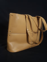 Load image into Gallery viewer, Online Vintage Shop, Vintage Clothing Boutique, Vintage, Women's Clothing, Seconhand, Distressed Vintage Designs, Sustainable Fashion