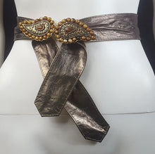 Load image into Gallery viewer, Online Vintage Shop, Vintage Clothing Boutique, Vintage, Women's Clothing, Seconhand, Distressed Vintage Designs, Sustainable Fashion