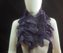 Load image into Gallery viewer, Online Vintage Shop, Vintage Clothing Boutique, Vintage, Women's Clothing, Seconhand, Distressed Vintage Designs, Sustainable Fashion