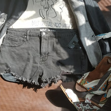 Load image into Gallery viewer, Online Vintage Shop, Vintage Clothing Boutique, Vintage, Women's Clothing, Seconhand, Distressed Vintage Designs, Sustainable Fashion