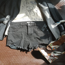 Load image into Gallery viewer, Online Vintage Shop, Vintage Clothing Boutique, Vintage, Women's Clothing, Seconhand, Distressed Vintage Designs, Sustainable Fashion