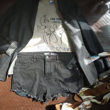 Load image into Gallery viewer, Online Vintage Shop, Vintage Clothing Boutique, Vintage, Women's Clothing, Seconhand, Distressed Vintage Designs, Sustainable Fashion