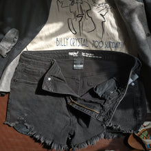 Load image into Gallery viewer, Online Vintage Shop, Vintage Clothing Boutique, Vintage, Women's Clothing, Seconhand, Distressed Vintage Designs, Sustainable Fashion