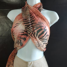 Load image into Gallery viewer, Online Vintage Shop, Vintage Clothing Boutique, Vintage, Women's Clothing, Seconhand, Distressed Vintage Designs, Sustainable Fashion