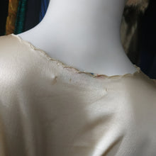 Load image into Gallery viewer, Online Vintage Shop, Vintage Clothing Boutique, Vintage, Women's Clothing, Seconhand, Distressed Vintage Designs, Sustainable Fashion