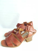 Load image into Gallery viewer, Online Vintage Shop, Vintage Clothing Boutique, Vintage, Women's Clothing, Seconhand, Distressed Vintage Designs, Sustainable Fashion