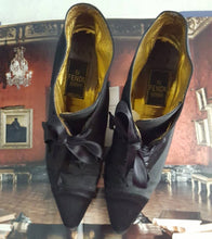 Load image into Gallery viewer, Online Vintage Shop, Vintage Clothing Boutique, Vintage, Women's Clothing, Seconhand, Distressed Vintage Designs, Sustainable Fashion