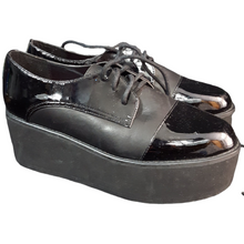 Load image into Gallery viewer, Steve Madden Patent Leather Flatforms Heels size 6