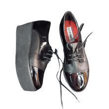 Load image into Gallery viewer, Steve Madden Patent Leather Flatforms Heels size 6