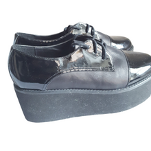 Load image into Gallery viewer, Steve Madden Patent Leather Flatforms Heels size 6