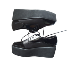 Load image into Gallery viewer, Steve Madden Patent Leather Flatforms Heels size 6
