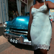 Load image into Gallery viewer, Vintage Dress Slip Size M