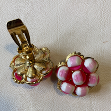 Load image into Gallery viewer, 60s Clip - On Vintage Earrings