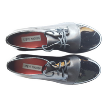 Load image into Gallery viewer, Steve Madden Patent Leather Flatforms Heels size 6