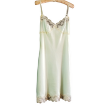 Load image into Gallery viewer, Vintage Dress Slip Size M