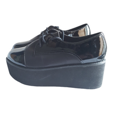 Load image into Gallery viewer, Steve Madden Patent Leather Flatforms Heels size 6