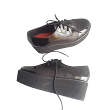 Load image into Gallery viewer, Steve Madden Patent Leather Flatforms Heels size 6