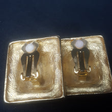 Load image into Gallery viewer, Online Vintage Shop, Vintage Clothing Boutique, Vintage, Women's Clothing, Seconhand, Distressed Vintage Designs, Sustainable Fashion