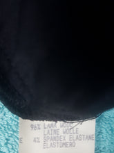 Load image into Gallery viewer, Online Vintage Shop, Vintage Clothing Boutique, Vintage, Women's Clothing, Seconhand, Distressed Vintage Designs, Sustainable Fashion