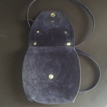 Load image into Gallery viewer, Online Vintage Shop, Vintage Clothing Boutique, Vintage, Women's Clothing, Seconhand, Distressed Vintage Designs, Sustainable Fashion