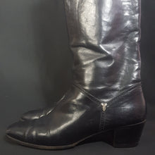 Load image into Gallery viewer, Online Vintage Shop, Vintage Clothing Boutique, Vintage, Women's Clothing, Seconhand, Distressed Vintage Designs, Sustainable Fashion