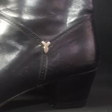 Load image into Gallery viewer, Online Vintage Shop, Vintage Clothing Boutique, Vintage, Women's Clothing, Seconhand, Distressed Vintage Designs, Sustainable Fashion