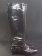 Load image into Gallery viewer, Online Vintage Shop, Vintage Clothing Boutique, Vintage, Women's Clothing, Seconhand, Distressed Vintage Designs, Sustainable Fashion