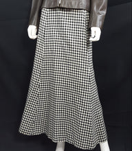 Load image into Gallery viewer, Online Vintage Shop, Vintage Clothing Boutique, Vintage, Women's Clothing, Seconhand, Distressed Vintage Designs, Sustainable Fashion