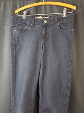 Load image into Gallery viewer, Online Vintage Shop, Vintage Clothing Boutique, Vintage, Women's Clothing, Seconhand, Distressed Vintage Designs, Sustainable Fashion