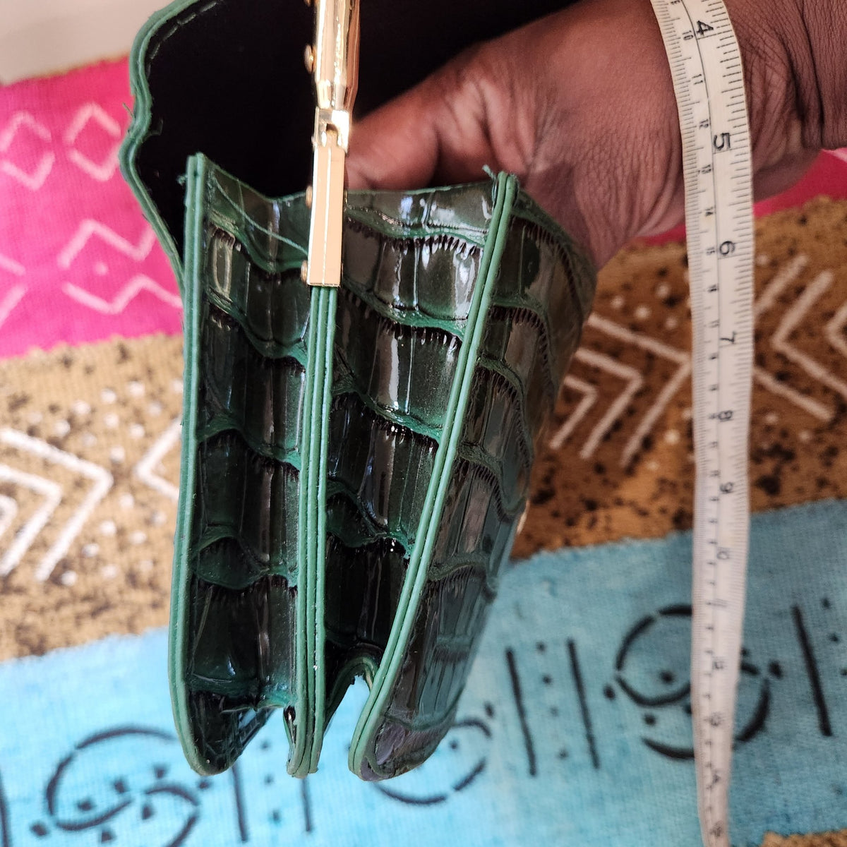 Side view of the bag with a tape measure alongside showing the gusset