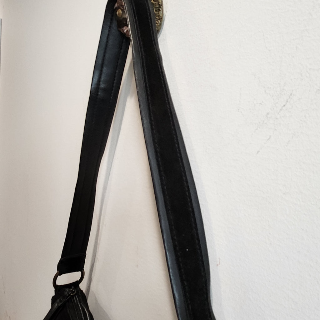 Original photo: close-up of the black shoulder strap of the vintage EGO fringe bag