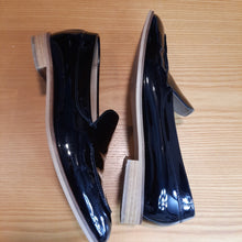 Load image into Gallery viewer, Everlane Black &quot;Modern&quot; Loafer size 9.5
