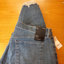 Load image into Gallery viewer, J Brand Alana High Rise Crop Skinny Size 38
