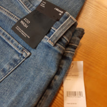 Load image into Gallery viewer, J Brand Alana High Rise Crop Skinny Size 38
