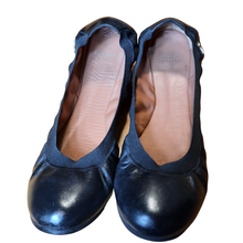 Load image into Gallery viewer, Givenchy Leather Ballereina Flats Size 39
