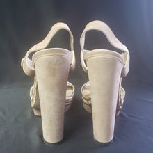 Load image into Gallery viewer, Online Vintage Shop, Vintage Clothing Boutique, Vintage, Women&#39;s Clothing, Seconhand, Distressed Vintage Designs, Sustainable Fashion
