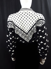 Load image into Gallery viewer, Online Vintage Shop, Vintage Clothing Boutique, Vintage, Women&#39;s Clothing, Seconhand, Distressed Vintage Designs, Sustainable Fashion
