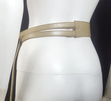 Load image into Gallery viewer, Online Vintage Shop, Vintage Clothing Boutique, Vintage, Women&#39;s Clothing, Seconhand, Distressed Vintage Designs, Sustainable Fashion
