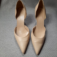 Load image into Gallery viewer, Salvatore Ferragamo Pointy Toe Pumps Size 9B
