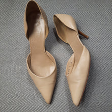 Load image into Gallery viewer, Salvatore Ferragamo Pointy Toe Pumps Size 9B
