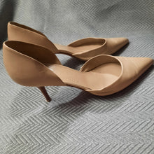 Load image into Gallery viewer, Salvatore Ferragamo Pointy Toe Pumps Size 9B
