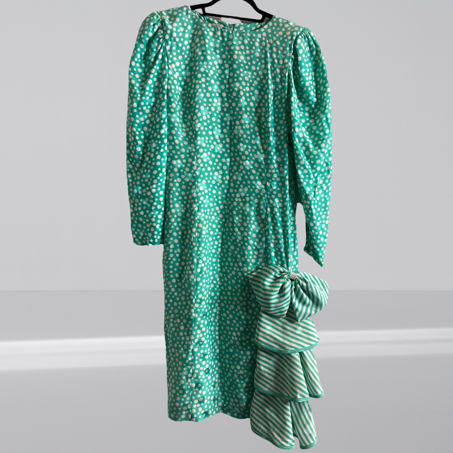 The Junnie Leigh is a gorgeous vintage style dress that's perfect for parties and everyday wear alike. Look great in this bold, striking print! 