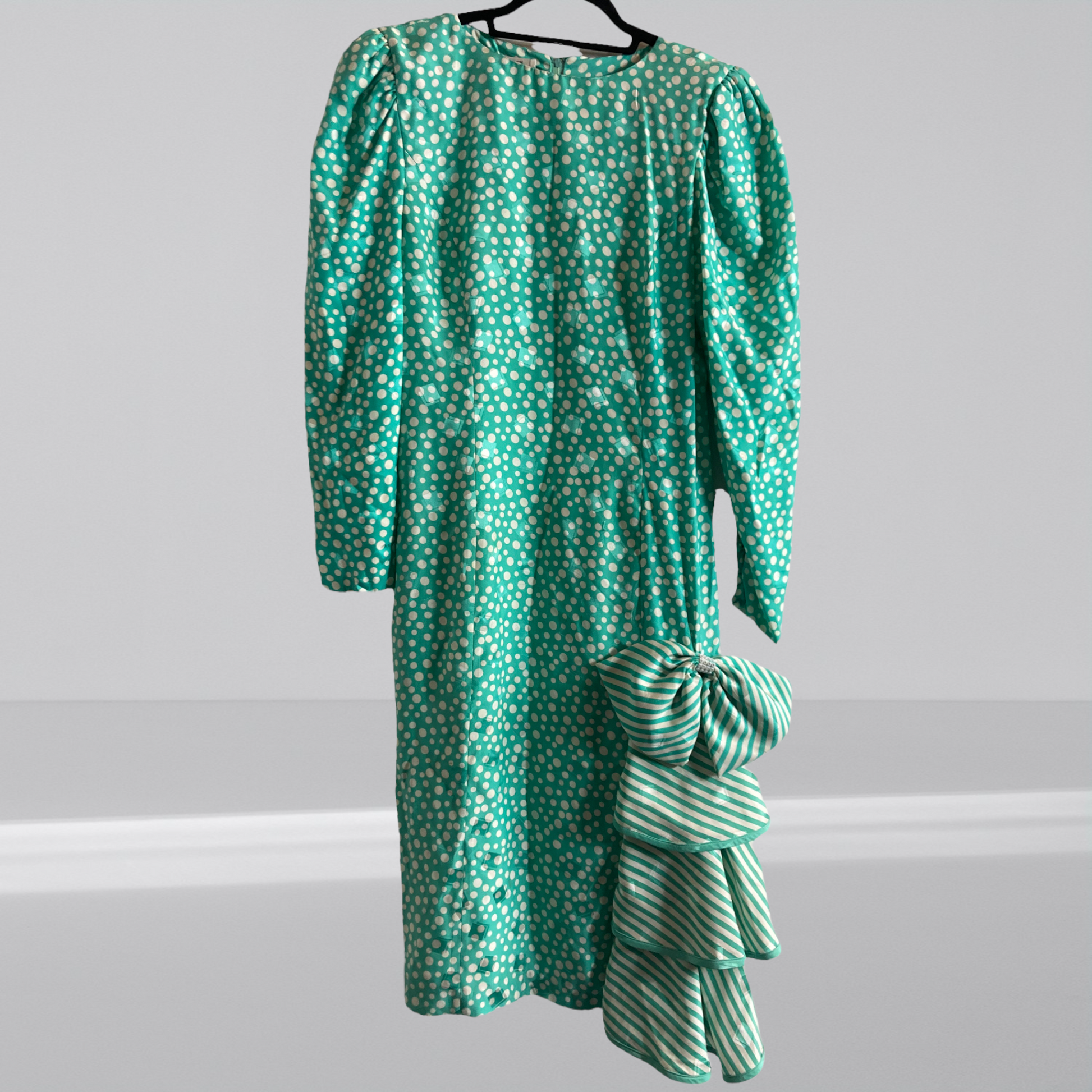 The Junnie Leigh is a gorgeous vintage style dress that's perfect for parties and everyday wear alike. Look great in this bold, striking print! 