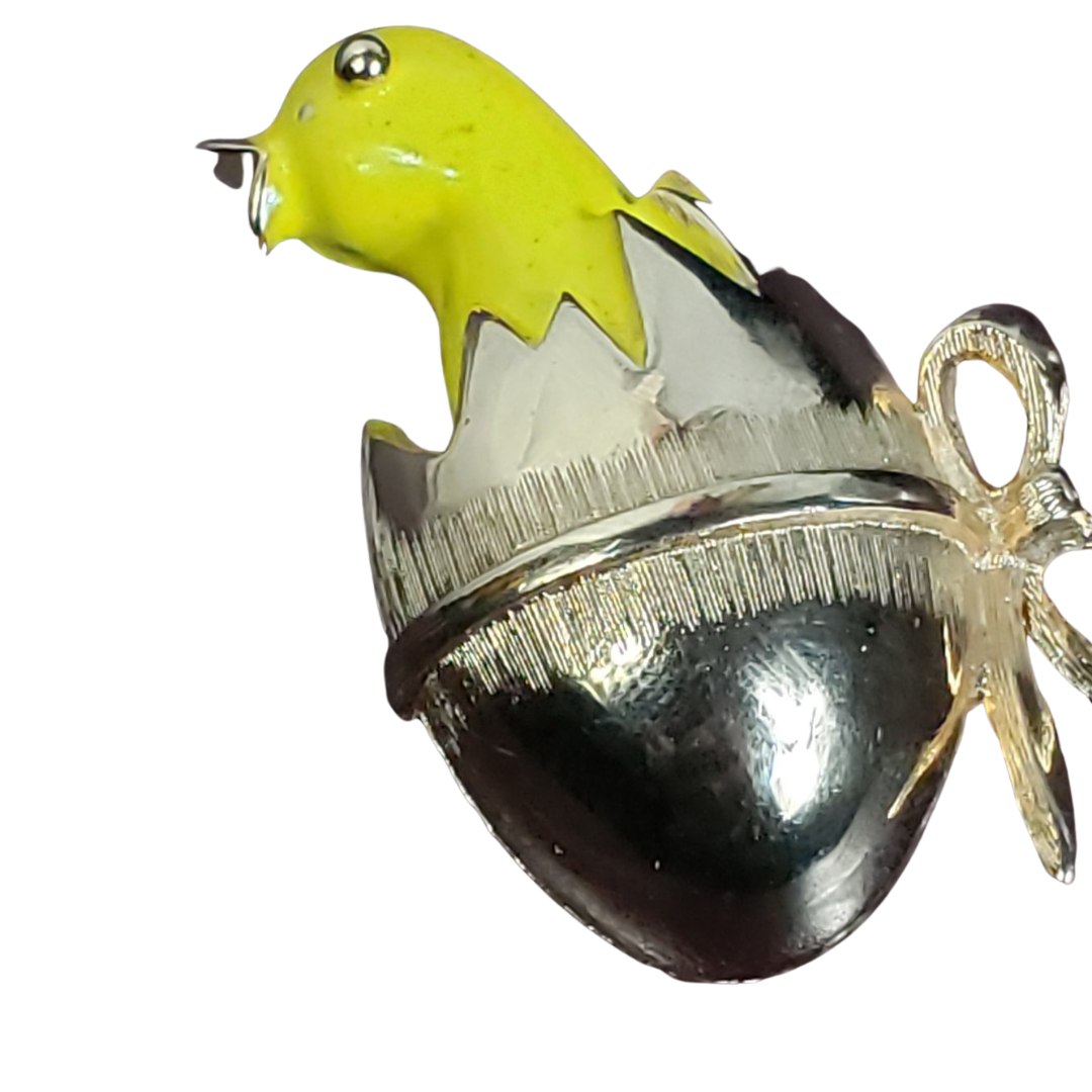 ©️Boucher Cracked Egg Enamel Brooch