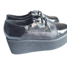 Load image into Gallery viewer, Steve Madden Patent Leather Flatforms Heels size 6
