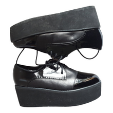 Load image into Gallery viewer, Steve Madden Patent Leather Flatforms Heels size 6
