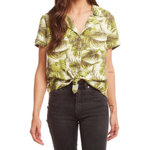 Load image into Gallery viewer, Chaser Beachy Linen Rolled S/S Palm Print Top Size M
