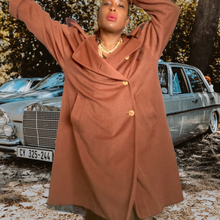 Load image into Gallery viewer, Vintage_Camel_Swing_Coats_Wool_60s Dejac_Paris_Coat_Lucille Golden Vintage_Vintage_Cars_Mercedes
