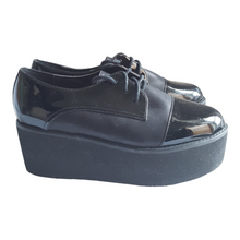 Load image into Gallery viewer, Steve Madden Patent Leather Flatforms Heels size 6
